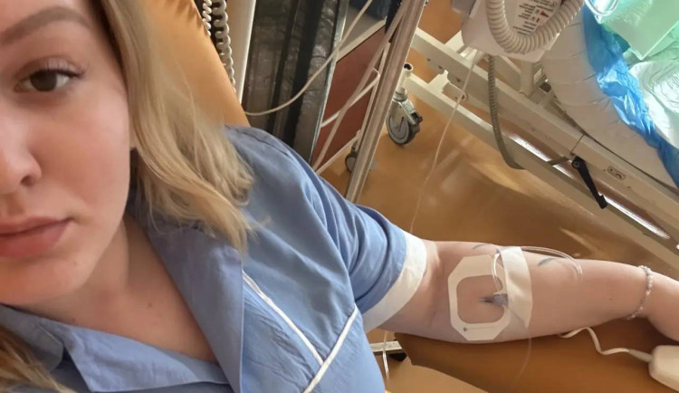 Nikola se v Motole stará o nemocné děti. Teď hrozí, že ji nádor připraví o zrak