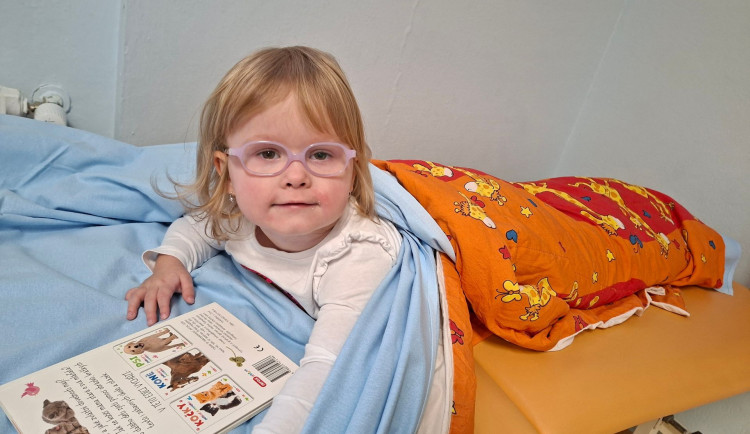 Malá Viktorka z Třebíče trpí vzácnou nemocí. Rodina bojuje o její lepší život