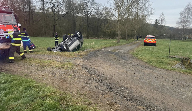 Mrtvola v autě vyděsila kolemjdoucího. Co se přesně odehrálo, zatím není jasné