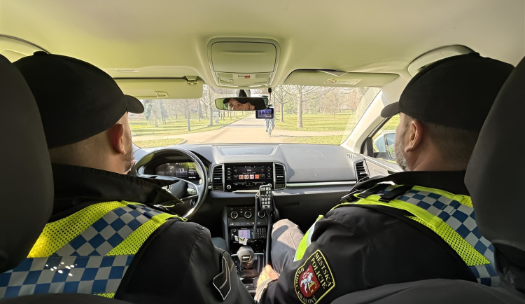 VIDEO: Zásobuju svou inteligencí, tvrdil strážníkům motorkář na pěší zóně