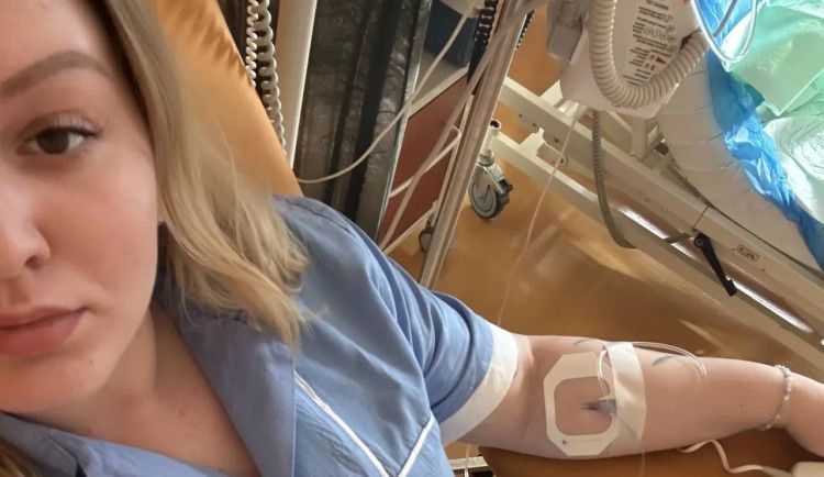 Nikola se v Motole stará o nemocné děti. Teď hrozí, že ji nádor připraví o zrak