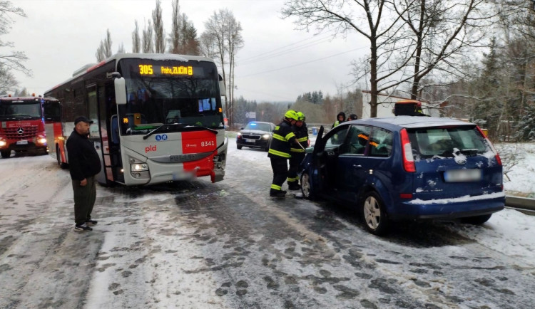 Ve Varech narazil autobus do osobního auta. Matka a dcera obětí děkuje za pomoc