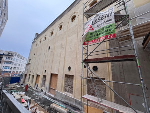 Oprava kina Varšava v Liberci potrvá déle, problém je s průsakem vody