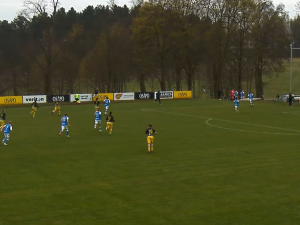 To je příběh! Cyklistu u fotbalového hřiště srazilo auto, na pomoc se sběhli hráči obou týmů