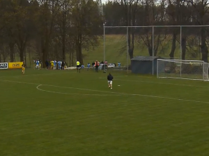 To je příběh! Cyklistu u fotbalového hřiště srazilo auto, na pomoc se sběhli hráči obou týmů