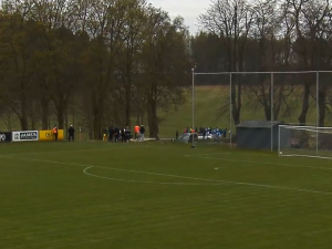 To je příběh! Cyklistu u fotbalového hřiště srazilo auto, na pomoc se sběhli hráči obou týmů