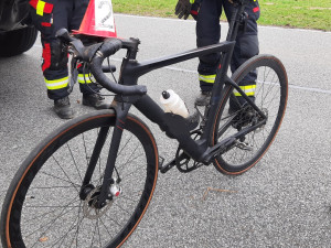 To je příběh! Cyklistu u fotbalového hřiště srazilo auto, na pomoc se sběhli hráči obou týmů