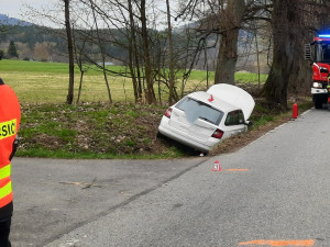 To je příběh! Cyklistu u fotbalového hřiště srazilo auto, na pomoc se sběhli hráči obou týmů