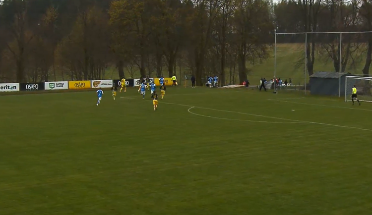 To je příběh! Cyklistu u fotbalového hřiště srazilo auto, na pomoc se sběhli hráči obou týmů