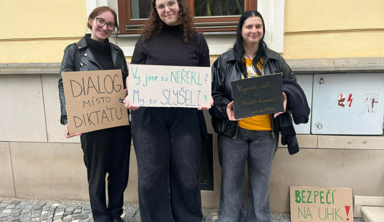 Šikana jako nový akademický trend? Studenti demonstrovali před rektorátem