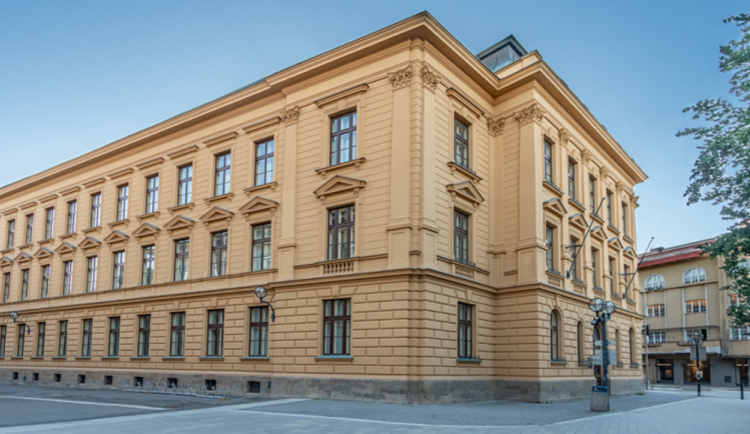 Filozofická fakulta v Hradci se rozsvítí červeně, inspirací je i příběh studenta Petra