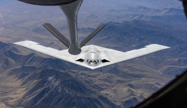 B-21 Raider úspěšně tankuje za letu, potvrzuje globální dosah