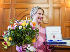 Medaile Liberce pro historičku Kateřinu Portmann. Podobné předání obřadní síň nepamatuje