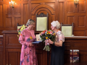 Medaile Liberce pro historičku Kateřinu Portmann. Podobné předání obřadní síň nepamatuje