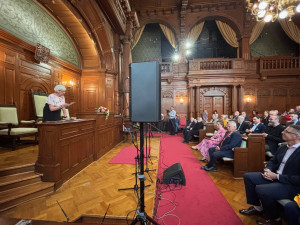 Medaile Liberce pro historičku Kateřinu Portmann. Podobné předání obřadní síň nepamatuje