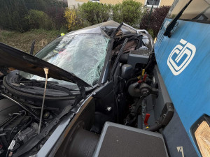 V Jablonci se střetl vlak s osobním autem. Zraněni byli tři lidé, na místo vyrazil i vrtulník