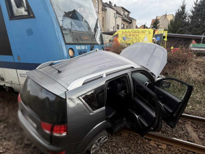 V Jablonci se střetl vlak s osobním autem. Zraněni byli tři lidé, na místo vyrazil i vrtulník