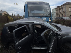 V Jablonci se střetl vlak s osobním autem. Zraněni byli tři lidé, na místo vyrazil i vrtulník