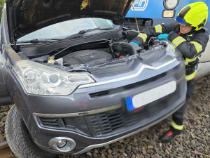 V Jablonci se střetl vlak s osobním autem. Zraněni byli tři lidé, na místo vyrazil i vrtulník