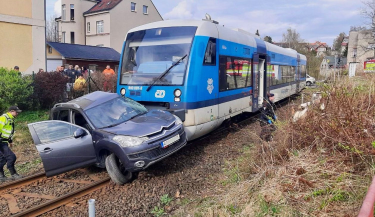 V Jablonci se střetl vlak s osobním autem. Ve voze byli tři lidé, na místo vyrazil i vrtulník