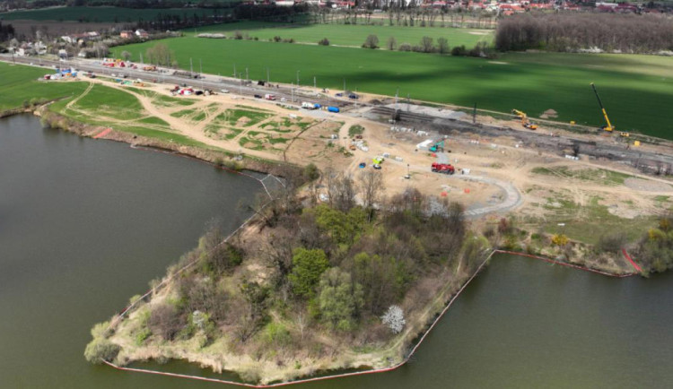 Pod zemí u Hustopečí zůstává přes sto tun benzenu, sanace spolkne další stamiliony