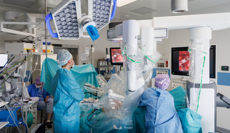 Liberecká urologie slaví 70. narozeniny. Pacienty dnes operuje i s využitím robota