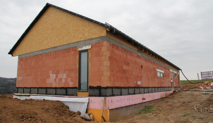 Kuriozní krádež. Majiteli novostavby na Turnovsku zmizel komín