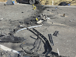 Vážná nehoda u Kuřívod. Řidiči zůstali po čelní srážce v autech zaklínění