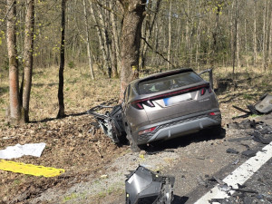 Vážná nehoda u Kuřívod. Řidiči zůstali po čelní srážce v autech zaklínění