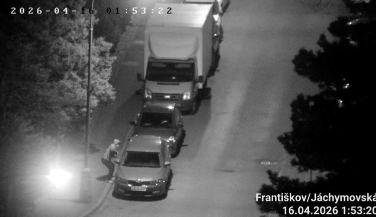 V noci v Jáchymovské ulici vykrádal auta. Zloděje zadrželi strážníci