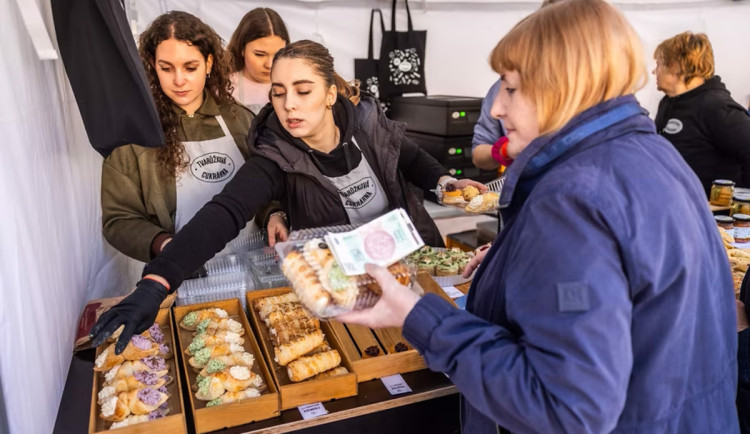 FOTO: Osm tun tvarůžků a desetitisíce lidí. Festival v Olomouci bořil rekordy