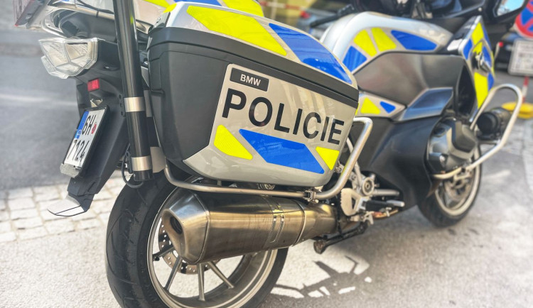 Policisté dnes budou na D11 učit řidiče vnímat motorky, potkáte je ve směru na Prahu