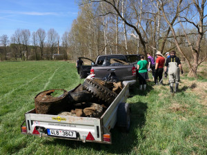 Dobrovolníci uklízeli meandry Smědé. Nasbírali desítky pytlů odpadu i pneumatiky