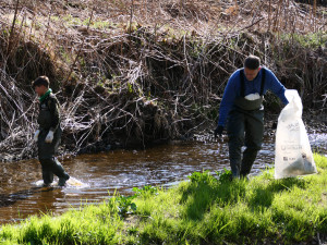 Dobrovolníci uklízeli meandry Smědé. Nasbírali desítky pytlů odpadu i pneumatiky
