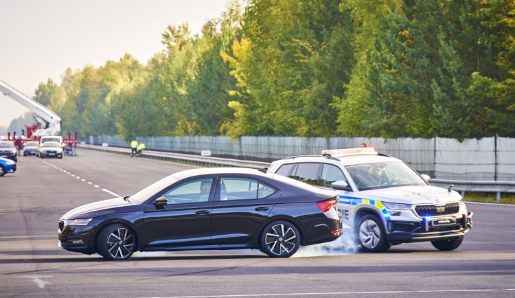 Opilý šofér riskoval v Hradci životy, honičku ukončila střelba a PIT manévr