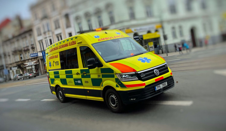 Neznámou chemickou látkou zaútočil muž na bývalou partnerku. Zasáhl ji do obličeje