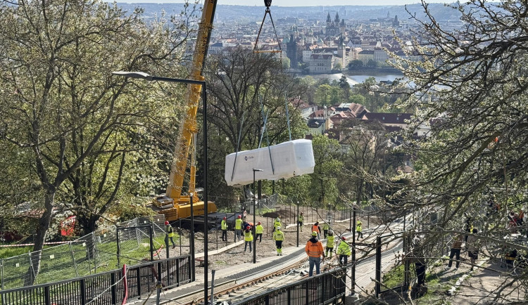 FOTO: Nové vozy petřínské lanovky už instalují na trať, v provozu budou na podzim