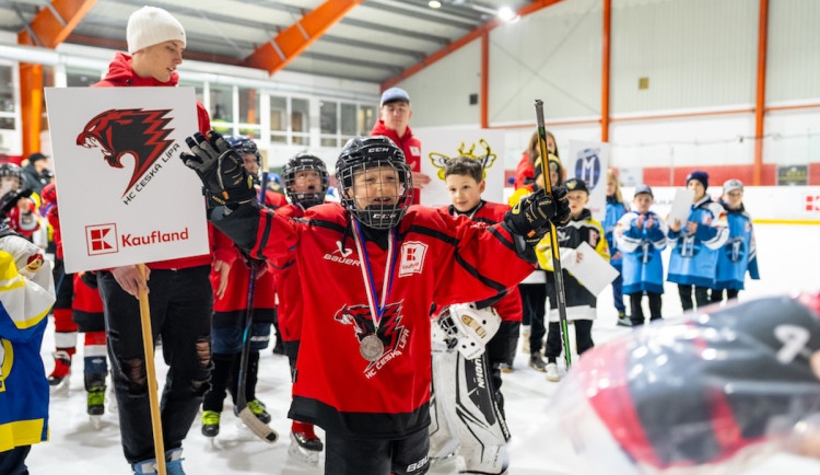 Radost ze hry pro stovky mladých hokejistů. Turnaje završily projekt Puky pomáhají