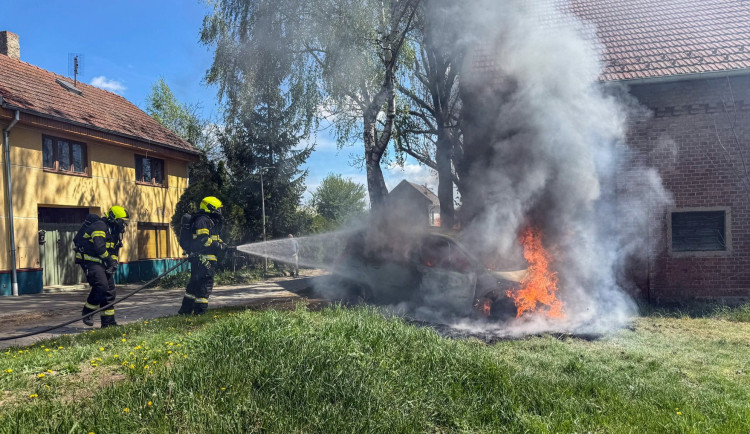 V Němčicích nad Hanou hořelo auto. Plameny ohrožovaly přilehlý dům, hasiči je rychle zkrotili