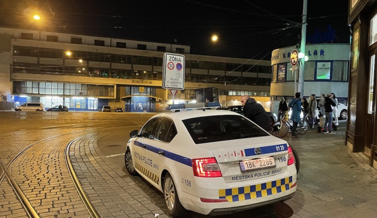 Konec nepříjemných scén u nádraží? Strážníci budou na místě nepřetržitě