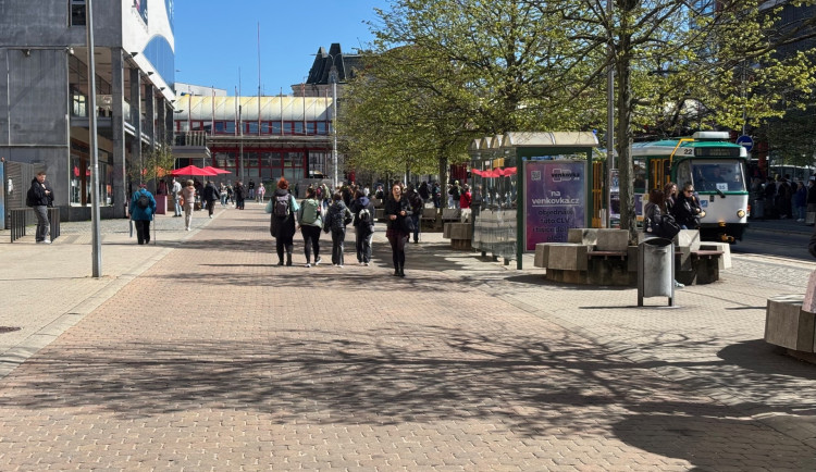 Taxíky z Fügnerovy definitivně zmizely. Lidé je nově najdou třeba před Klubem Lípa