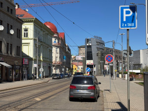 Taxíky z Fügnerovy definitivně zmizely. Lidé je nově najdou třeba před Klubem Lípa