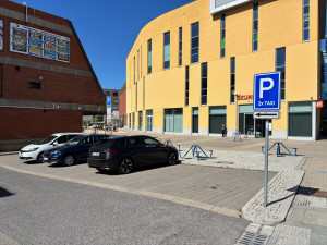 Taxíky z Fügnerovy definitivně zmizely. Lidé je nově najdou třeba před Klubem Lípa