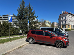 Taxíky z Fügnerovy definitivně zmizely. Lidé je nově najdou třeba před Klubem Lípa