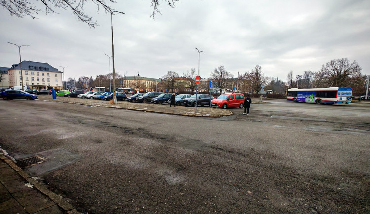Pozor na odtah. Oprava starého autobusáku v Olomouci zablokuje parkoviště i zastávky
