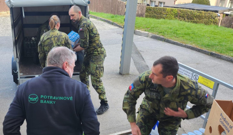 Jarní kolo sbírky pro potravinovou banku dnes v Liberci zahájili vojáci