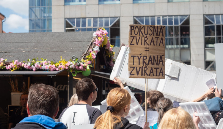 Aktivisté v centru Prahy demonstrují za ukončení testování na zvířatech