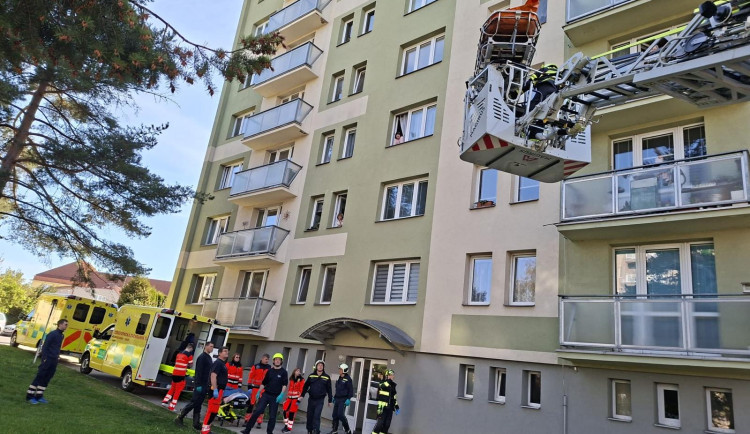 Po schodech to nešlo, tak ho vzali oknem. Pacienta snesli hasiči za pomoci žebříku