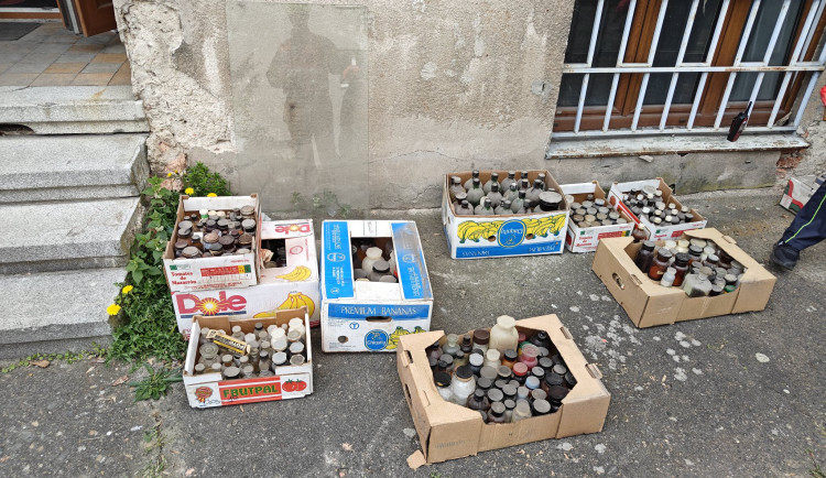 Pyrotechnici zasahovali v Nuslích. V pozůstalosti našli výbušniny i radioaktivní thorium