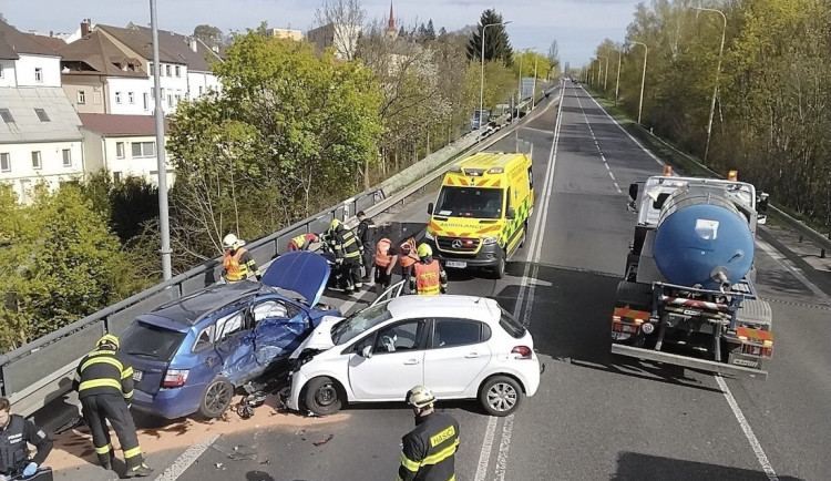 Srážka dvou aut a náklaďáku na průtahu Českou Lípou přinesl tři zraněné